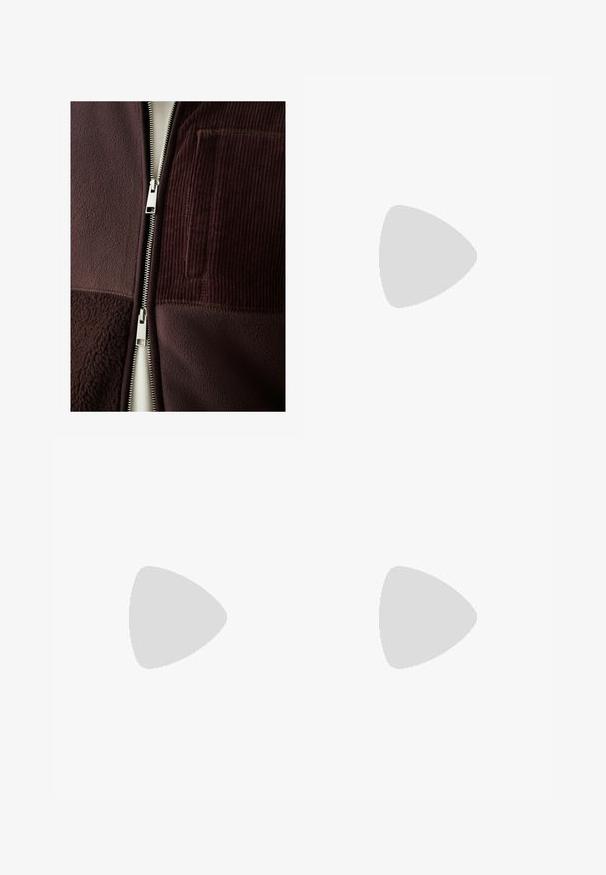 Giacca borgogna con zip, realizzata in tessuti in pile e corduroy, con una zip silver e una piccola tasca sul petto. Strato interno liscio visibile.; Camicia di flanella a quadri verde, marrone e nera con abbottonatura frontale, due tasche sul petto e un piccolo logo ricamato sulla tasca sinistra.; Jeans in denim nero con design a gamba dritta, cinque tasche e cuciture color rame. Tessuto liscio, chiusura a bottone classica in vita.; Bershka Stivali texani / biker - brown