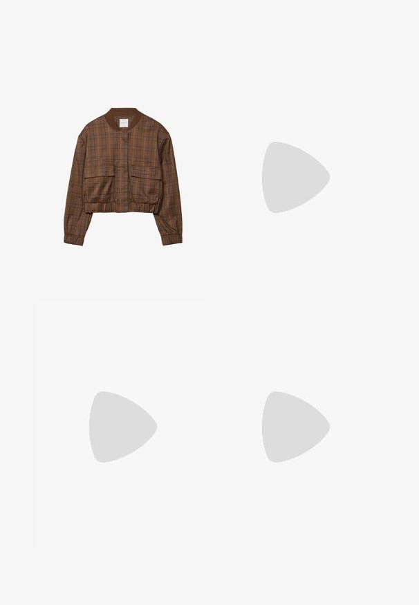 Braune karierte Bomberjacke mit verkürztem Design, geripptem Kragen, zwei Fronttaschen, elastischem Bund und langen Ärmeln.; Cremfarbener gerippter Strickpullover mit Rundhalsausschnitt, langen Ärmeln und lockerer Passform. Weicher Stoff mit horizontalen Linien.; Braune, ausgestellte Hosen aus strukturiertem Stoff, mit einem Knopfverschluss und einem schlichten Taillendesign.; Schwarze Leder-Ballettschuhe mit abgerundeter Spitze, glatter Textur, minimalen Nähdetails und einem flexiblen Sohlen-Design.