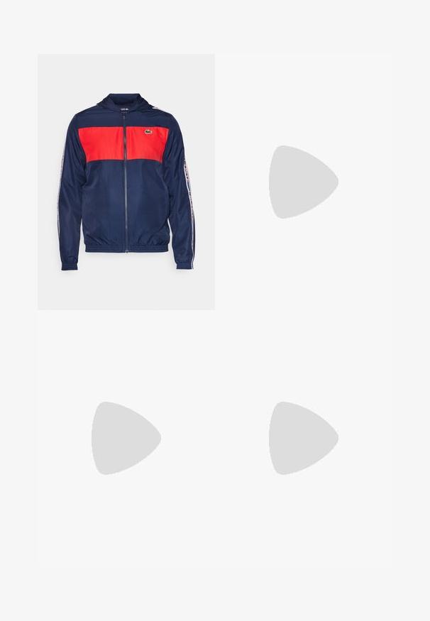 Mornarsko modra in rdeča zip-up športna jakna s kapuco; ima elastične manšete, logotip na prsih in črtaste dodatke na rokavih. Gladek poliesterski material.; Mornarsko modra bombažna majica s krojnim izrezom in kratkimi rokavi, na sprednji strani pa v velikih, poudarjenih modrih črkah natisnjeno "LACOSTE".; Mornarske trenirke z rdečimi stranskimi črtami, elastičnim pasom, manšeti na gležnjih in majhnim zelenim logotipom na levem stegnu. Mehka tkanina.; Črne atletske čevlje s teksturirano zgornjim delom, tremi vodoravnimi črtami in belim podplatom z vzorčnim profilom. Lahka in aerodinamika oblika.