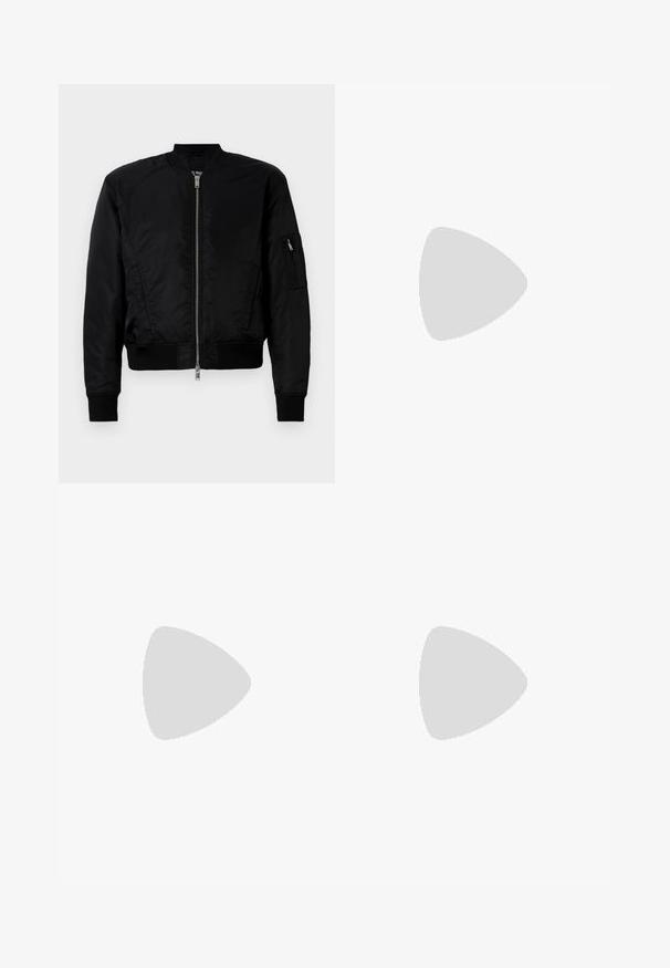 Melns bomber jakas, izgatavota no gludas auduma, ar priekšpusi rāvējslēdzēja aizdari, ribotām piedurknēm un rāvējslēdzēja kabatu kreisajā piedurknes pusē.; Melns krekls ar uzdāvinājuma apkakli, garām piedurknēm, divām krūšu kabatām ar atloki un taisnu apakšmalu. Izgatavots no gludas auduma.; Zilā džinsu bikses ar atkārtojošu ģeometrisku rakstu, piecām kabatām, pogu aizdari un izflārušu kāju dizainu.; Melnas ādas kurpes ar gludu tekstūru, noapaļu purngalu un dekoratīvu siksniņu pāri priekšpusei. Zems sakrauts papēdis, minimālisma dizains.; Vivienne Westwood CITY BUMBAG UNISEX - Jostas soma - black