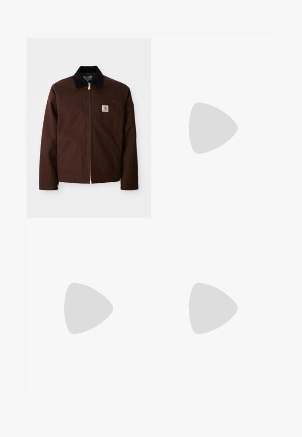 Giacca in tela marrone con zip dorata, colletto in corduroy, tasca sul petto a sinistra con patch del logo e tasche laterali con zip nascoste.; Maglione a maniche lunghe, a coste, di colore verde scuro, con scollatura a girocollo e orlo dritto. Realizzato in tessuto morbido, con cuciture minime e senza motivi visibili.; Jeans in denim nero a gamba dritta con cinque tasche, chiusura a bottone e rivetti in rame, disposti su uno sfondo bianco.; Scarpe in suede verde scuro con una texture liscia, caratterizzate da una punta arrotondata, dettagli cuciti e una suola in gomma nera.; Occhiali da sole in plastica nera con lenti verdi, montatura quadrata, dettaglio argento sulla parte superiore e steli con texture. Marchio indicato sulla parte interna dello stelo.