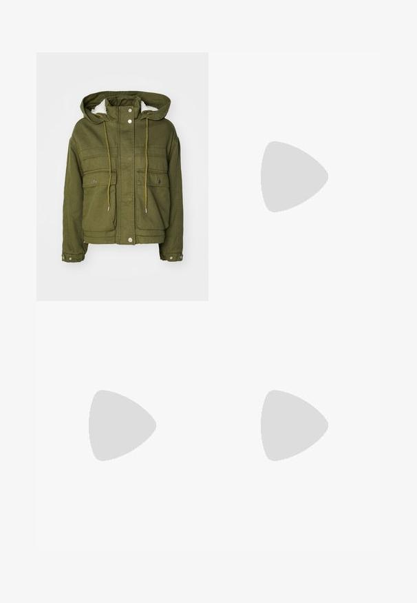 Giacca verde oliva con cappuccio, bottoni a pressione, due tasche frontali e una fodera morbida e testurizzata. Presenta lacci al collo e all'orlo.; T-shirt a maniche lunghe color teal con corpo aderente e maniche a sbuffo ricoperte di paillettes. Materiale in cotone con polsini a coste e scollatura rotonda. Decorazioni testurizzate.; Jeans azzurri a gamba larga in denim, con vita media, cinque tasche e chiusura con bottone accompagnata da un sottile accento metallico.; Sneaker sportive chunky di colore grigio chiaro, caratterizzate da un mix di materiali in rete e tessuto, con dettagli decorativi e una suola in gomma spessa.; Borsa in denim blu con una forma arrotondata e imbottita e una maniglia curva. La texture è morbida, con cuciture visibili e una finitura liscia.; Orecchini a cerchio in argento con un design torciglionato, caratterizzati da una finitura lucida e chiusura a perno. Misurano circa 3 cm di diametro.