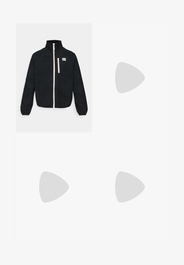 Fekete polárdzseki magas gallérral, elülső cipzárral, fehér cipzár részletekkel és egy kis logóval a bal melle részen.; Hosszú ujjú, pirosra festett cropped felső, rugalmas anyagból készült. Kerek nyakkivágással és bordázott aljjal, valamint mandzsettával rendelkezik. Simaság jellemzi.; Világos bézs színű, puha anyagból készült melegítőnadrág, elasztikus derékrésszel, bokánál szűkített szárakkal és egy kis fehér logóval az oldalon.; Fekete sportcipők hálós és velúr anyagból, vastag talppal, kerek formával, diszkrét szürke részletekkel és logóval az oldalon.