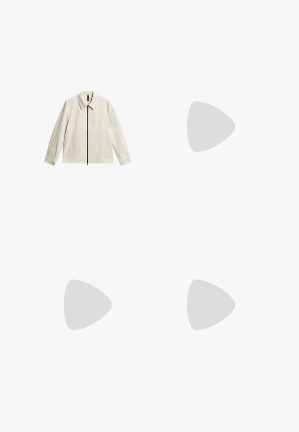 Világos színű dzseki, gallérral, elülső cipzárral és mellzsebből. Sima anyagból készült, hosszú ujjaival és laza szabásával.; Fehér, hosszú ujjú, gombos ing, texturált anyagból készült. Klasszikus gallérral és gombos elülső résszel rendelkezik, kis, kerek gombokkal.; Beige nadrág, egyenes fazonban, húzózsinórral a derékrészen, pliszírozott elejével és sima textúrájával. Egyszerű, sokoldalú dizájn.; Világos sárga velúr és bőr sportcipők, párnázott talppal és varrott részletekkel. Klasszikus fűzős kialakítás, lekerekített orral.