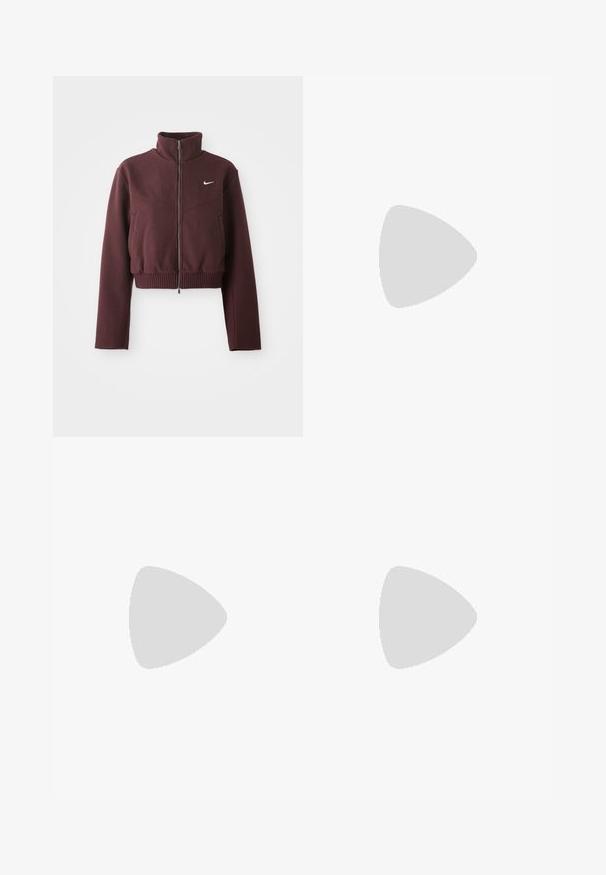 Sumažinta bordo spalvos striukė su aukštu apykakle, užtrauktuku, nertais kraštais ir ilgomis rankovėmis. Kairėje krūtinės pusėje yra baltas Nike logotipas.; Balta raukšlėta marškinėliai su apvaliu iškirpimu ir trumpomis rankovėmis. Ant krūtinės yra mažas juodas Nike logotipas. Audinys tekstūruotas, marškiniai tinka prie kūno.; Raudoni sportiniai kelnių su elastiniu juosmeniu, šoninėmis kišenėmis ir baltu Nike logotipu kairėje pusėje. Pagaminti iš lygaus audinio.; Balti Nike sportbačiai, pasižymintys tekstūruoto odos ir zomšos deriniu, su žemu esančiu dizainu, apskrito pirštų srityje ir raštuota guma. 