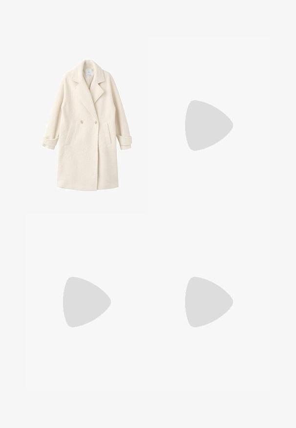Cappotto doppiopetto in morbido tessuto crema, con rever a punte, tasche laterali e polsini arrotolati per un tocco di dettaglio e texture.; Maglione a maniche lunghe color crema con scollo rotondo, orlo e polsini a costine, esposto su uno sfondo bianco.; Pantaloni a gamba larga bianchi realizzati in un tessuto leggero. Presentano una vita elastica con cordoncino e tasche laterali. Texture liscia.; Infradito con suola in gomma color talpa, progettate con tre cinturini in pelle bianca sovrapposti e un piccolo dettaglio a fiocco al centro.