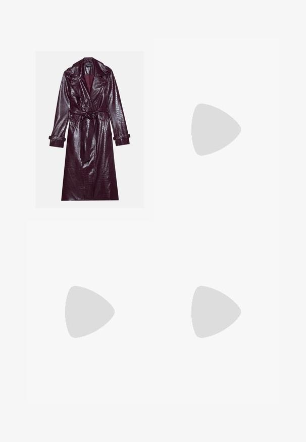 Even&Odd Trenchcoat - bordeaux; Svart genomskinlig blus med långa ärmar, hög halsringning och asymmetrisk fåll. Har en knappstängning fram och lagerdesignselement.; Svarta utsvängda byxor i slät konstläder, med framfickor, dragkedja och en silverfärgad knapp. Framträdande sömnadsdetaljer.; Bruna mockaskinnsplatåklackar med en tjock, ribbad blockklack och ett brett band över ovandelen, med en rundad tådesign.