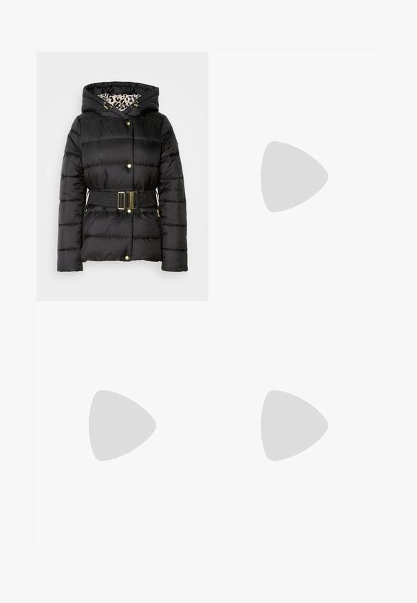 Casaco puffer preto com capuz, apresentando uma cintura cingida por cinto, detalhes em dourado e um forro com padrão de leopardo. Design acolchoado com bolsos laterais.; Top preto de manga longa feito de tecido canelado. Apresenta um decote redondo e forma ajustada. Sem padrões ou adornos. Design simples.; Jeans de perna larga em denim cinza escuro. Cintura alta com fecho de botão e zíper, bainhas acabadas e um leve desbotado.; Sapatilhas pretas em couro, tipo slip-on, com biqueira arredondada, sola texturizada e detalhes de costura discretos. Possui um pequeno logótipo na parte de trás.; Mala de mão em couro preto com formato curvo, uma alça, fecho em zip e uma marcação discreta na frente. Textura suave, design minimalista.