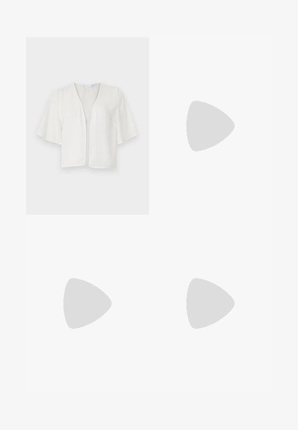 Bílá blůza s krátkým rukávem a V-výstřihem, vyrobena z lehkého materiálu, s otevřeným předním dílem a jemnou texturou. Minimalistický design bez viditelných zapínání nebo ozdob.; Jsou zobrazeny dva topy na ramínka: jeden černý a jeden bílý. Oba mají tenké ramínka a přiléhavý design vyrobený z hladkého, elastického materiálu.; Černé plisované kalhoty s elastickým pasem. Mají široké nohavice a hladkou, strukturovanou tkaninu s vertikálními pruhy.; Zlaté wedge sandály s překříženými pásky, texturovanou rope podrážkou, designem s otevřenou špičkou a plochými kotníkovými pásky.