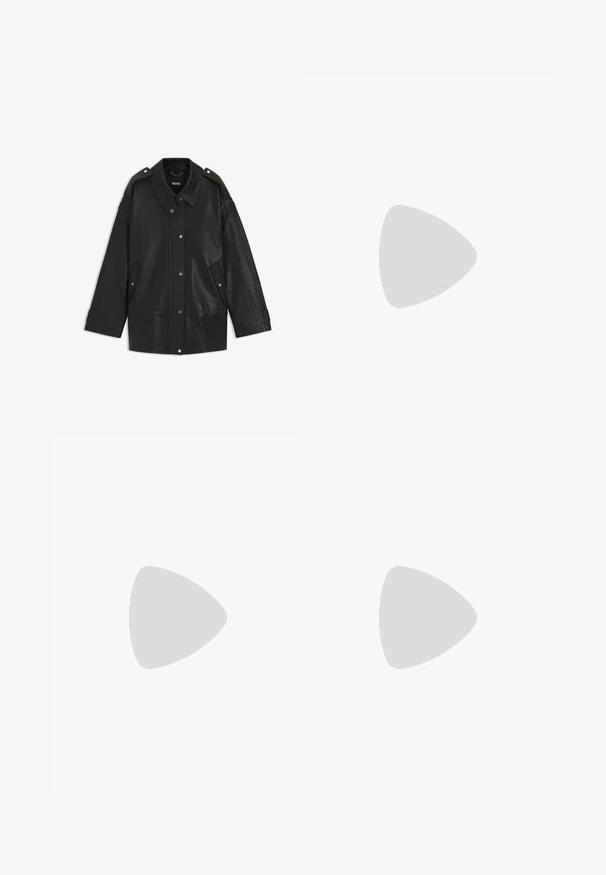 Schwarze Lederjacke mit breitem Kragen, Druckknopfverschluss und seitlichen Taschen. Details umfassen Schulterklappen und sichtbare Nähte.; Schwarzes ärmelloses, geripptes Tank-Top mit Rundhalsausschnitt und kleinem grünen Lacoste-Krokodil-Logo, das unter dem Ausschnitt zentriert ist.; Schwarze weit geschnittene Jeans aus Denim. Mit hoher Taille, Gürtelschlaufen, Vorderaschen und silbernen Hardwaredetails.; Beige Blockabsatzsandalen mit dünnen Riemen und quadrater Spitze. Glattes Material mit minimalem Design, entworfen für einfaches Tragen.