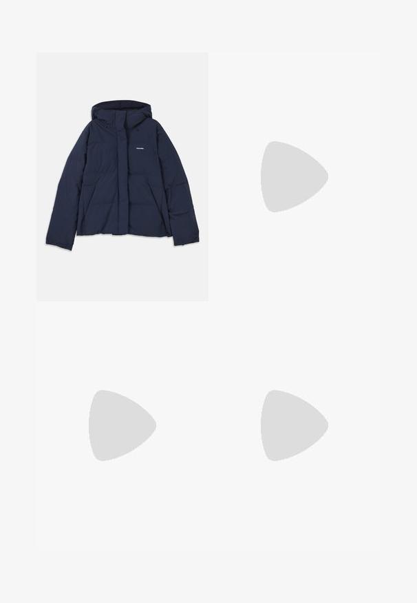 Tummansininen puhallettava takki, jossa on kiristettävä huppu, täysi vetoketju edessä, kaksi etutaskua ja pieni valkoinen logo vasemmassa rinnassa. Sujuva pinta.; Valkoinen puuvillainen t-paita, jossa on kohotetut vaaleanpunaiset tekökarvasta tehdyt kirjaimet "SKI BUNNY". Lyhyet hihat ja pyöreä kaulus.; Siniset joustavat vyötäröjöhovat, joissa on säädettävä nauha, sivutaskut, joustavat hihnat ja pieni valkoinen logo vasemmassa reidessä.; Navy suede sneakerit bež ja tume siniste aktsentidega. Omab valget kummitalda ja kuldset brändimärki küljel. Klassikaline sportlik disain.