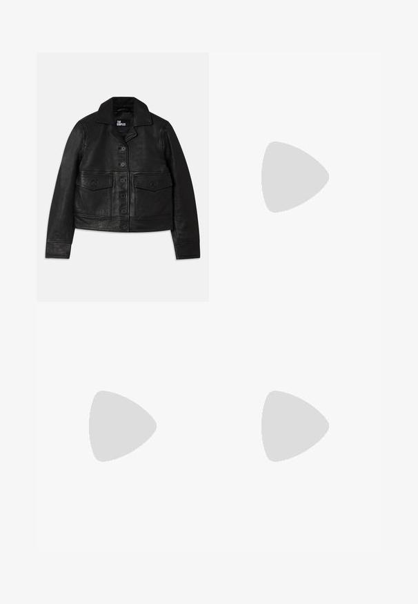 Schwarze Lederjacke mit Kragen, Knopfverschluss, zwei aufgesetzten Fronttaschen und tailliertem Schnitt. Glatte Textur und taillierte Passform.; Schwarzes, kurz geschnittenes T-Shirt aus weicher Baumwolle, mit kurzen Ärmeln, einem runden Halsausschnitt und einem sauberen Saum ohne Verzierungen.; Schwarze maßgeschneiderte Hose mit geradem Bein, zwei vorderen Taschen, einem Knopfverschluss und unteren Falten vorne. Glatte Stofftextur.; Knöchelhoche schwarze Lederstiefel mit einer spitzen Zehe und einem schlanken Stiletto-Blockabsatz. Glatte Textur mit einer enganliegenden Passform und Nähten am oberen Rand.