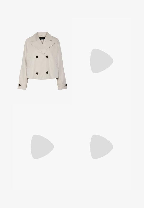 Pieces PCSCARLETT SHORT - Pitkä takki - silver gray; Lohkokarvainen, lyhythihainen polo-neulepaita valkoisessa sävyssä, jossa on ribbikuviointi ja helmikoristeinen kaulus. Edessä napitettava sulkeminen.; Korkeavyötäröiset mustat leveälahkeiset farkut, jotka on valmistettu denimistä. Farkuissa on nappikiinnitys, sivutaskut ja sileä pinta.; Mustat nilkkurit, jotka on valmistettu sileästä nahasta, kärjessä on terävä muoto, paksu korko ja selkeästi kohoavat ompeleet yläreunassa.; Mustakuvioinen clutch kultaosilla, yhdistetty siniseen kukkamekkoon. Mekossa on sileä pinta ja polvipituinen siluetti. Mustat remmisandaalit.; Hopeakauppaketju, jossa on aaltoileva, veistoksellinen muotoilu ja kiiltävä pinta, esittelee epäsäännöllisiä muotoja, korostaen nykyaikaista estetiikkaa.