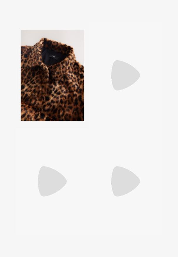 Leopardenmuster Kunstpelzjacke mit weicher Textur, ausgestattet mit einem schwarzen Innenfutter und einem Kragen. Markenetikett "NEXT" sichtbar.; Weißer, verkürzter Pullover mit langen Ärmeln, der filigrane Lochmuster und einen welligen Saum aufweist. Hergestellt aus leichtem, strukturiertem Strickmaterial.; Schwarze maßgeschneiderte Hosen mit geradem Bein, doppelten Falten, glatter Textur und dezenten Vordernahtdetails.; Schwarzer Stiefelette aus Kunstleder mit Krokodilstruktur, spitzer Zehenpartie und niedrigem Keilabsatz. Verfügt über einen seitlichen Reißverschluss zum Schließen.