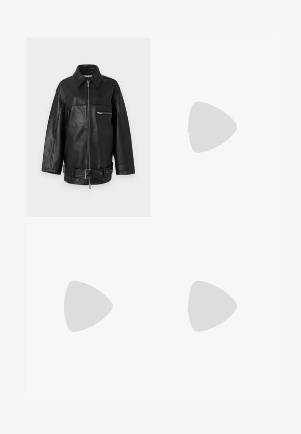 REMAIN OVERSIZE JACKET - Bőrdzseki - black; Világos rózsaszín, fehér csíkos, rövid ujjú polo póló, gallérral és három gombos nyakkal, sima anyagból készült.; Világoskék denim anyagból készült bővülő szárú farmernadrág, amelyen elhalványulások találhatók, öt zsebbel, gombos záródással és minimális varrási részletekkel.; Fekete hálós balettcipők hegyes orral, két fekete, állítható pánttal, ezüst hardware díszítéssel. Textúrált és könnyű kialakítás.