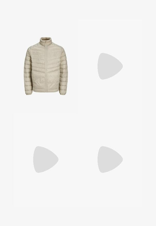 Ljust beige puffjacka med ståkrage, vertikalt quiltat mönster, dragkedja framtill och elastiska ärmmuddar. Slät, glänsande textur.; Vit t-shirt med kort ärm i ribbad struktur. Rund halsringning, löst sittande passform, inga synliga mönster eller detaljer. Enkelt och mångsidigt design.; Ljusbeige denimjeans med raka ben, femficksdesign och knäppning i midjan, med minimala sömdetaljer.; Beige mockasinsneakers med rund tå, snörning fram och texturerad bakaxel. Vit gummisula ger kontrast. Enkelt och modernt design.