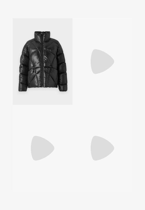 Doudoune noire avec col montant, fermeture éclair et motif matelassé géométrique. Comprend des cordons élastiques à l'ourlet et un accent de logo.; Body noir avec un design sans manches, fabriqué en matériau lisse. Présente un petit logo blanc sur la poitrine et une ouverture de jambe haute.; Pantalons noirs ajustés avec une coupe droite, devant plissé, tissu brillant et taille moyenne. Pas de poches visibles ni de détails métalliques.; Bottine en cuir noir avec un bout pointu, un talon moyen fin et un détail de boucle en argent sur le côté, se détachant sur un fond uni.