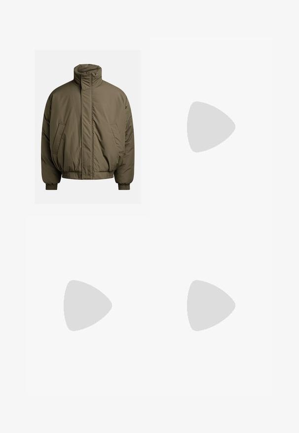 Naplavljena jakna u maslinastoj zelenoj boji, s visokim ovratnikom, elastičnim manžetama i bočnim džepovima. Glatka tekstura i opušten oblik.; Pletena veste u bež boji s teksturiranim uzorcima. Ima okrugli izrez, rebraste manžetne i raznolike kabel pletene dizajne na prednjem dijelu.; Traperice cargo u izblijedjelo plavoj boji, širokog kroja, s dva velika bočna džepa, šivenim šavovima i klasičnim dizajnom struka.; Bijele i bež tenisice s kombinacijom glatkih i antilop tekstura, okruglim prstima, vezanjem i ravnim gumenim potplatom.