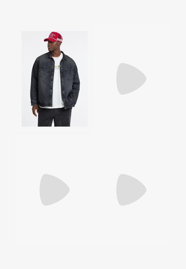 Juodas džinsinis švarkas su dviem krūtinės kišenėmis, sidabro mygtukais, uždėtas ant baltos grafikės marškinėlių, derinamas su tamsiomis kelnėmis ir raudona kepure.; Pilka medvilninė trumpomis rankovėmis marškinėliai. Kairėje krūtinės pusėje juodas atspaustas logotipas „GUESS JEANS“. Klasikinė apvali kaklo iškirptė.; Plačios kelnės tamsiai mėlynos medvilnės audinio, su priekinėmis kišenėmis ir sagos užsegimu. Lygus paviršius ir minimalistinis dizainas.; Atletiniai sportbačiai su smėlio spalvos viršumi, pilkais ir baltais akcentais, tekstūruotu zomšu ir raštuota guminė pado dalimi. Komplekte rudi batraiščiai ir kilpos dirželis.