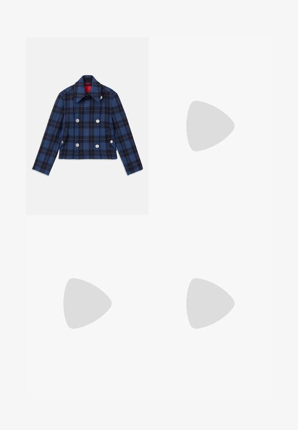 Marineblaues kariertes Jackett mit einem cropped Design, doppelreihiger Front, großen silbernen Knöpfen und einem spitzen Kragen. Strukturierter Stoff.; Hellgrauer ärmelloser Pullover mit einem gerippten Hals- und Saumabschluss. Verfügt über drei strukturierte Blumenapplikationen auf der Vorderseite. Markenlabel: MAX&Co.; Karierte Minirock in Dunkelblau und Marineblau, aus weichem Stoff mit leicht strukturiertem Finish. Verfügt über einen geraden Schnitt und klare Linien.; Paul Smith TOPANGA - Klassischer Ballerina - black