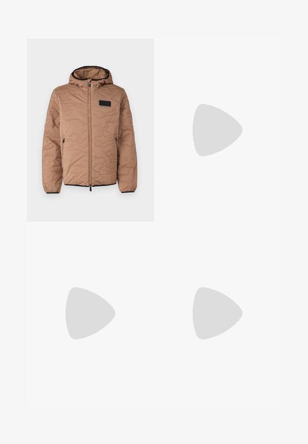 Polstret yderjakke i lys brun med quiltet design, hætte, frontlynlås og sidelommer; har et sort logo-patch på brystet.; Hvid bomulds T-shirt med v-udskæring, korte ærmer, prydet med et sort EA7-logo på venstre bryst. Glat tekstur, enkelt design.; Sorte sweatpants med elastisk talje og snor, med sidelommer og manchetter ved anklerne. Diskret hvid branding på benet.; Hvide sneakers med ruskindsdetaljer, rund tå, flade snørebånd og en cremet gummisål. Har grøn branding på hælen.