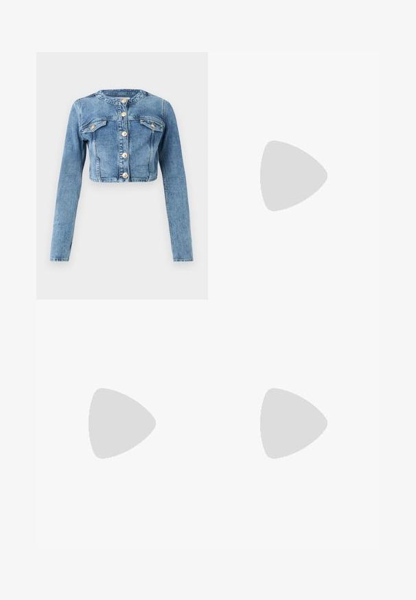 Lichtblauwe cropped denimjas met lange mouwen, vier voorkVoucken en gouden knopen, gepresenteerd op een effen witte achtergrond.; Lichtgele katoenen tanktop met een geribbelde textuur, ronde halslijn en brede schouderbanden. Hangt recht naar beneden zonder versieringen.; Witte denim shorts met een rechte snit, voorzien van pagodezakken en een knoopsluiting. De stof heeft een gladde textuur en geen zichtbare patronen.; Zwarte leren hoge hakken met een spitse neus en een gladde textuur, met een slanke hak en een minimalistisch ontwerp.; Witte handtas met textuur en een gebogen vorm, gouden hardware, een afneembare schouderriem en een logoaccent. Inclusief een sleutelhanger met merknaam.