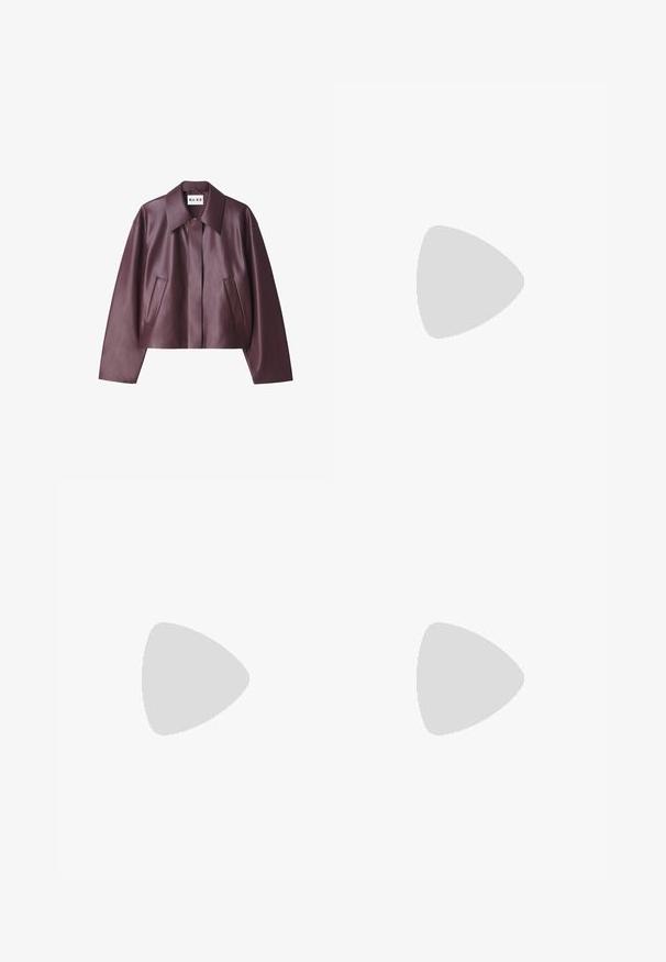 NA-KD Imitatieleren jas - burgundy; Donkerbruine gebreide trui met een ronde hals, lange mouwen en geribde manchetten en zoom. Zachte textuur met een ontspannen pasvorm.; Donkerblauwe denim wijduitlopende jeans met een hoge taille, vijf zakken, contrasterende stiksels en zilveren metalen hardware. Gladde textuur en een nette afwerking.; Bruine leren ballerina met een gladde textuur, puntige neus en een strikaccent aan de voorkant, voorzien van een lage zwarte rubberen zool.; Bruine leren handtas met gestructureerd ontwerp, dubbele korte handvatten en afneembare schouderriem. Voorzien van een goudkleurig sluitdetail.