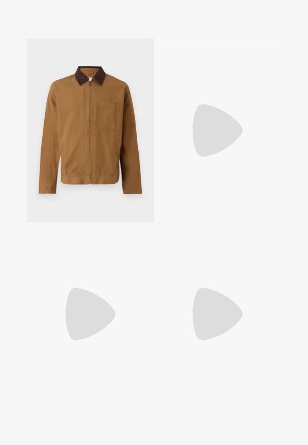 Braune Zip-Jacke mit einem dunkelbraunen Cordkragen, langen Ärmeln und einer quadratischen Brusttasche auf der linken Seite.; Beige Baumwoll-T-Shirt mit Rundhalsausschnitt, kurzen Ärmeln und einem kleinen "LYLE & SCOTT"-Logo, das auf der Brust gedruckt ist. Verfügt über ein gesticktes Logo am Ärmel.; Beige gerade geschnittene Chinos mit Gürtelschlaufen, vorderem Knopf- und Reißverschlussverschluss sowie schrägen Fronttaschen.; Weiße Sportschuhe aus Leder und Wildleder mit Mesh-Akzenten, ausgestattet mit einem perforierten Design, strukturiertem Sohlenprofil und grünlich-grauen Details.