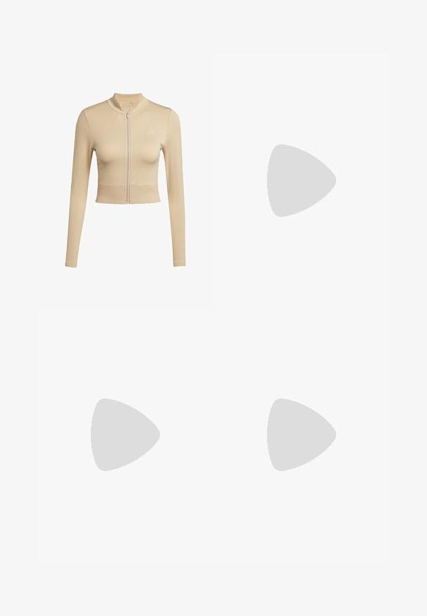 Beige skrátená zipsová bunda vyrobená z mäkkej látky, s dlhými rukávmi, vysokým golierom a jemnými textúrovanými akcentmi na pleciach.; Krémové tričko vyrobené z bavlny, s krátkymi rukávmi, zaobleným lemom a uvoľneným strihom, so spodným detailom v podobe vrstvenia.; adidas by Stella McCartney Legíny - black; Béžová atletická obuv s ružovým logom trojpruhov, textúrovaný sieťový zvršok, polstrovaný golier a biela gumová podrážka s označením "LIGHTSTRIKE".