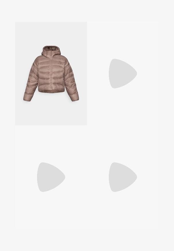Casaco puffer cropped com capuz em castanho claro com um design acolchoado. Apresenta um fecho frontal e uma textura de tecido lisa e brilhante.; Camisa atlética de malha branca de manga curta com gola redonda e pequeno logotipo "Salomon" centrado no peito.; Leggings desportivos pretos com uma cintura alta, bolsos laterais, remendos texturizados nos joelhos e um pequeno logo da marca na parte superior da coxa.; Sapatilha desportiva em preto e cinza com parte superior em malha, sola em borracha e sistema de atacadores elásticos. Apresenta uma biqueira reforçada e detalhes texturizados.