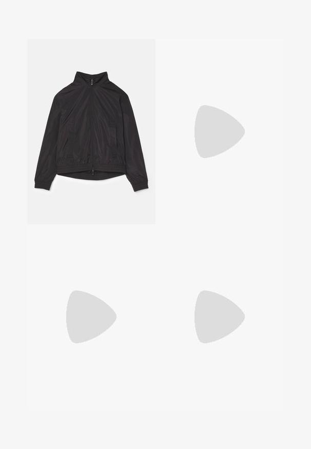 Sort letvægtsjakke med høj krave, lynlås, elastiske manchetter og bund. Har to forlommer for praktisk anvendelse.; Sort kortærmet T-shirt med rund hals og subtilt prægede logo-design centreret på brystet samt et mærketag indeni kraven.; Sorte denim jeans med en lige ben-design, prydet med sølvdetaljer i et mønster, kontrastsyninger og et logotag på lommen.; Sort ruskinds sneaker med en hvid gummisål, der har tonalt syet detalje og snørredesign. Glat tekstur med en moderne, strømlinet form.