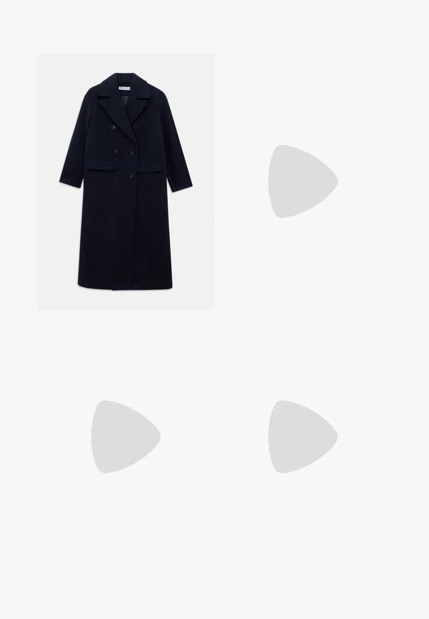 Langer navyblauer, doppelt geknöpfter Wollmantel mit breiten Revers, sechs schwarzen Knöpfen, zwei vorderen Klappentaschen und langen Ärmeln.; Dunkelgrauer Rollkragenpullover aus strukturiertem Strickmaterial, mit lockeren Ärmeln und oversized Passform sowie offenen Strickdetails an den Schultern.; Weite, dunkelblaue Jeans aus Denim mit hoher Taille, ausgestattet mit einem Kordelzug, fünf Taschen und kontrastierenden Nähdetails.; Braune Wildlederstiefel bis zum Knie mit Blockabsatz und glatter Oberfläche. Abgerundete Zehen und auffällige Nahtdetails am Schaft.; Schwarze, eckige Sonnenbrille mit grauen Gläsern; aus Kunststoff gefertigt, mit dicken Bügeln, die eine glatte Oberfläche und keine sichtbaren Beschläge haben.