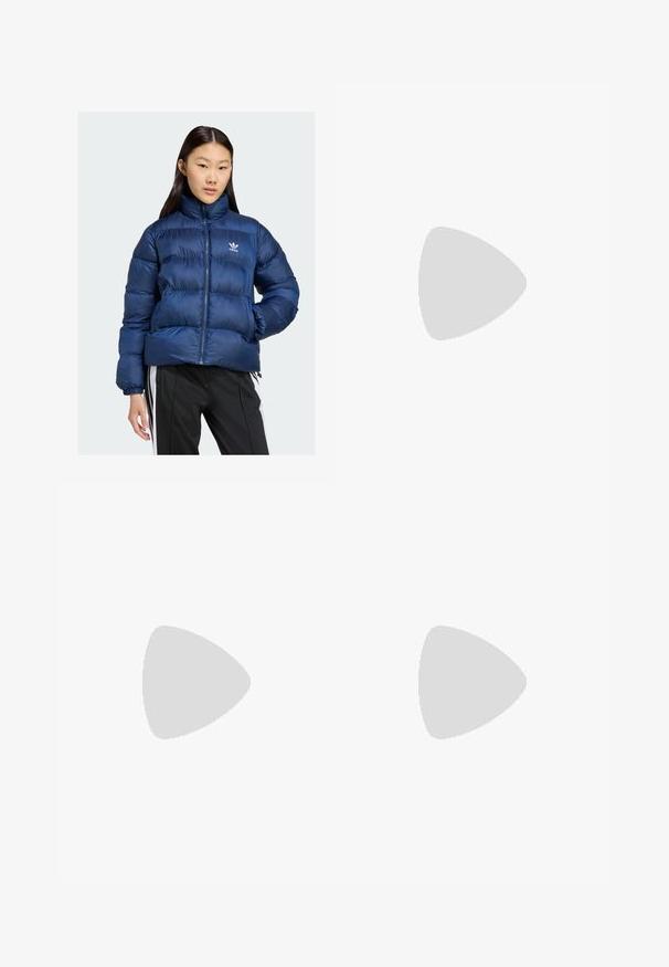 Námornícky modrá puffová bunda s vysokým golierom, vybavená predným zipsom a elastickými manžetami, zdobená logom Adidas na hrudi.; Bordovo-modrý pruhovaný športový dres s krátkymi rukávmi. Obsahuje okrúhly výstrih, biele akcenty a okrúhly logo na hrudi.; Nohavice s širokými nohavicami v hnedej farbe, vyrobené z textúrovaného materiálu s vertikálnym rebrovaním. Majú vysoký, elastický pás.; Čierne semišové tenisky s bielymi pruhmi a detailmi, so zaoblenou špičkou, podrážkou z gumovej gumy, doplnené bielymi rebrovanými ponožkami.