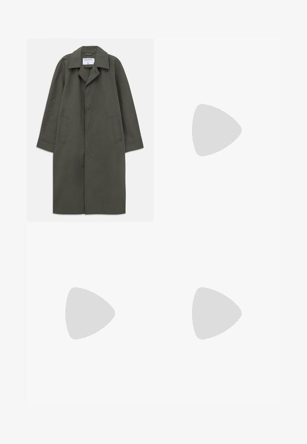 Μακρύ σκούρο ελαιόχρωμο σακάκι με μονό κουμπί, πλαινές τσέπες, κολάρο με εγκοπή και κρυφά κουμπιά μπροστά, ετικέτα "Filippa K" μέσα στο κολάρο.; Ναυτικό μπλε ριγέ πλεκτό σακάκι με φερμουάρ, με γιακά και μακριά μανίκια, απλωμένο σε λευκό φόντο.; Λευκό μπλουζάκι φτιαγμένο από μαλακό βαμβάκι· διαθέτει στρογγυλή λαιμόκοψη, κοντά ράγκλαν μανίκια και χαλαρή εφαρμογή· μινιμαλιστικός σχεδιασμός χωρίς μοτίβα ή αξεσουάρ.; Καφέ παντελόνι με ψηλή μέση από υφαντό ύφασμα. Διαθέτει φαρδιές καβάτζες και δύο μανίκια μπροστά για δομή. Καθαρή φινίρισμα χωρίς ορατό εξοπλισμό.; Μαύρες δερμάτινες μπαλαρίνες με λεία υφή, στρογγυλή μύτη και διακοσμητική ταινία πάνω από το επάνω μέρος. Χαμηλός καπιτώνας, μινιμαλιστικός σχεδιασμός.