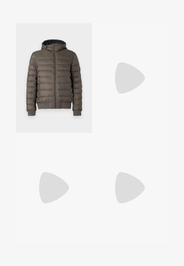 Brun polstret jakke med lynlås foran, påsyet hætte, lynlåslommer på siden samt ribbede manchetter og kant.; Lys grå kortærmet t-shirt lavet af blødt materiale, med en rund halsudskæring og en afslappet pasform uden synlige mønstre eller detaljer.; Beige, lige bukser lavet af en bomuldsblanding. Har flad front, bæltestropper, knaplukning og skrålommer.; Hvide sneakers med en glat læderoverdel og lav profil. Har en rund tå, seks snørehuller og en tekstureret gummisål.