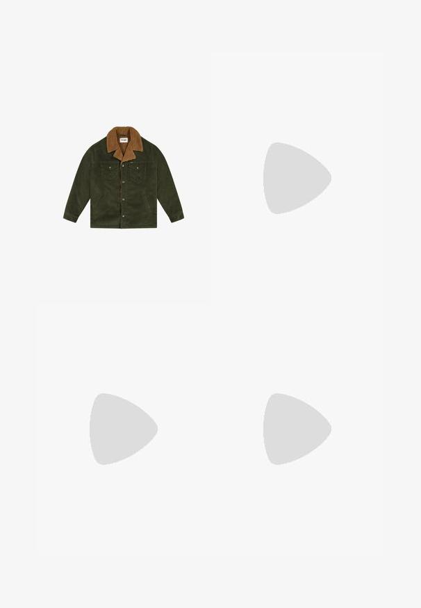 Jachetă verde din catifea cu guler din blană maro, închidere cu nasturi și două buzunare pe piept. Țesătură texturată și design confortabil.; DOCKERS GRAPHIC TEE - Tricou cu imprimeu - khaki; Jeans din denim albastru închis, cu croială dreaptă, cusături vizibile, două buzunare frontale și fermoar. Materialul are o textură netedă.; Pantofi sport albi și gri cu un accent negru, având un design din suede și plasă, talpă din cauciuc și șireturi albe.