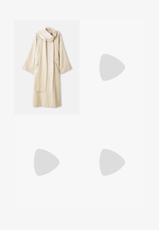 Beige viitta, jossa on valuva muotoilu ja leveät hihat. Valmistettu kevyestä kankaasta, ja siinä on suuri kaulus sekä kaksi etutaskua.; Pitkähiha bodysuit pehmeästä harmaasta kankaasta, jossa on pyöreä pääntie, napitus ja kaareva helma tiukan istuvuuden takaamiseksi.; Mustat leveälahkeiset housut, jotka on valmistettu kevyestä kankaasta. Housuissa on etunappikiinnitys ja tasainen etuosa, sekä huolellisesti ommellut helmat.; Paul Smith AMIRA - Avokkaat - black; Mustavihreä nahkalaukku pyöreällä muotoilulla, jonka etuosassa on iso kultainen koristeknotti ja säädettävä olkahihna.