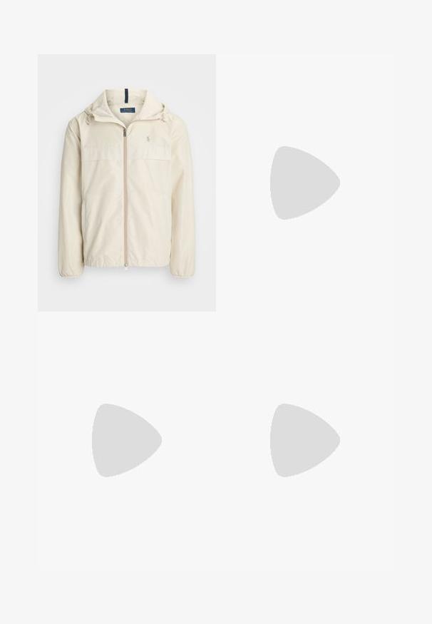 Polo Ralph Lauren FULL-ZIP HOODED JACKET - Sommerjakke - new stone; Hvit bomulls T-skjorte med marineblå rund hals og ermekanter. Har en liten gul knappdetalj og brodert "NORTHEAST RL ATHL."; Hvite bomullsbukser med rett ben-design, synlige flekker og knappelukking. Har frontlommer og et belte merke.; Sorte lær loafer med rund tå, broderte detaljer og et dekorativt bånd over fronten. Flat såle med minimal profil.