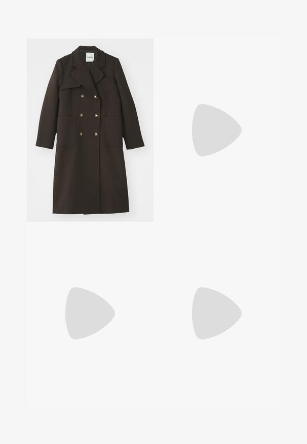 Bruine dubbelzijdige jas met een notch-kraag, grote voorzakken, goudkleurige knopen en een op maat gemaakte silhouet van een wolblend stof.; MAX&Co. BARI - Overhemdblouse - weiss; Zwarte wijde broek met een gladde textuur, voorzien van een hoge tailleband en middelste plooien. Geen zichtbare patronen of hardware-details.; Zwarte lakleren hoge hakken met een vierkante neus, enkelbandje en een chunky hak. Inclusief geperforeerde details langs de rand.