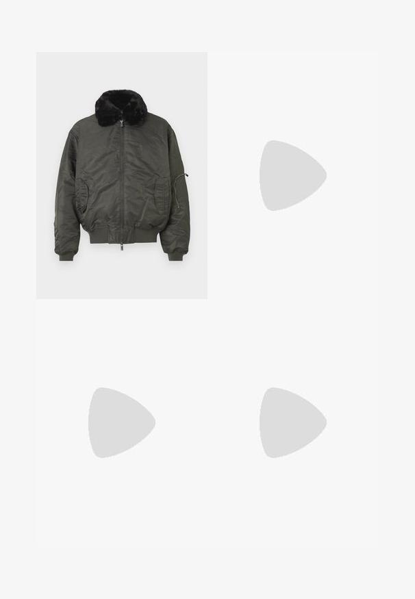 Olivengrønn bomberjakke med faux fur-krage, glidelås foran, ribbestrikkede mansjetter og hem, samt sidelommer med en glidelåslomme på armen.; Kremfarget polo skjorte med klassisk krage, korte ermer og en lett v-splitt ved halsåpningen. Glatt tekstur og minimal design.; Bukser i lys grøn, lavet af blødt stof, med høj talje, dobbelte plisseringer og lige ben med en skræddersyet finish.; Hvit sneakers med semsket detaljer, rund tå, flate snøringer og en kremfarget gummisåle. Har grønn merking på hælen.