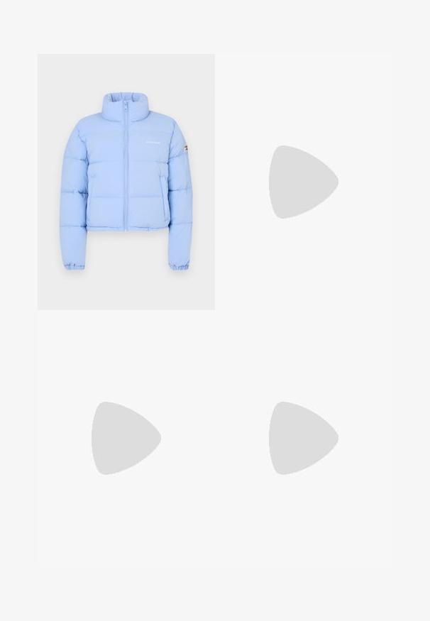 Giacca puffer accorciata di colore azzurro chiaro con colletto alto, zip frontale, texture trapuntata e logo ricamato sul petto.; Felpa marrone con collo rotondo, caratterizzata da un grande logo triangolare nero con la scritta "GUESS? ORIGINALS" al centro e polsini a coste.; Pantaloni cargo in denim blu con vestibilità relaxed, dotati di due tasche laterali, cuciture rinforzate e design a gamba dritta.; Sneaker bianchi in pelle con suola spessa bianca, accento in suede nero sul tallone e logo impresso sul lato. Design con lacci e sei fori per i lacci.