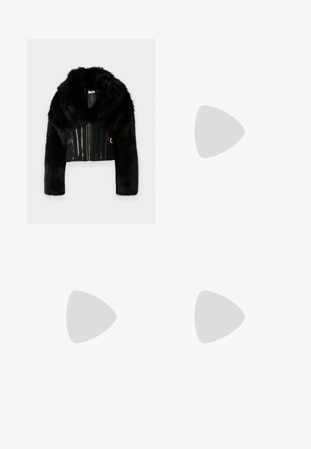 Chaqueta de piel sintética negra corta con amplio cuello, mangas largas, cremallera frontal y rayas verticales decorativas en el torso.; Blusa blanca de manga larga con hombros fruncidos, cuello puntiagudo, puños abotonados y una larga cadena de oro con detalle de borlas.; Minifalda burdeos de corte ajustado, con cremallera frontal, cremalleras decorativas, una abertura y un cierre de botón con detalles en dorado.; Zapato de tacón alto de cuero negro con punta afilada, correa en el tobillo y un tacón fino. Textura suave con un detalle dorado en la base del tacón.