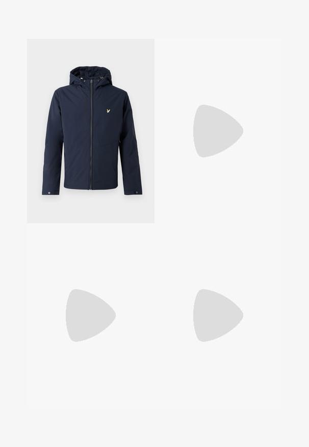 Marineblauwe capuchonjas met ritssluiting aan de voorkant en een klein vogellogo op de borst, voorzien van verstelbare manchetten en trekkoorden aan de capuchon.; Witte korte mouwen t-shirt van katoen, met een klein geel geborduurd logo op de borst, ronde halslijn en een klassieke pasvorm.; Lichtblauwe, wijd uitlopende jeans van denim. Kenmerkt zich door een hoge taille, frontzakken en een schone zoom. Zachte textuur met een vervaagde afwerking.; Blauwe canvas sneakers met witte veters en rubberen zolen, weergegeven met denim broek en grijze geribbelde sokken, op een lichtgrijze ondergrond.