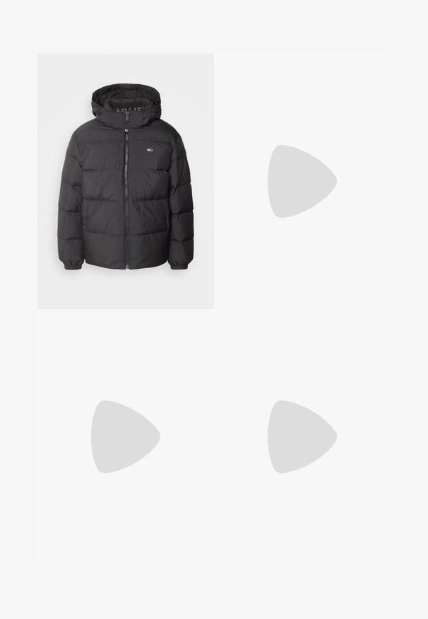 Giacca a vento nera con cappuccio, con sezioni trapuntate, zip frontale e un emblema sul petto. Materiale liscio e leggero.; Felpa verde scuro realizzata in morbido tessuto, con scollo a girocollo, polsini a costine e una piccola etichetta con logo sul petto. Texture liscia.; Pantaloni in cotone neri con una vestibilità slim, dotati di chiusura con bottone, passanti per cintura e tasche laterali. Texture liscia, senza motivi visibili.; Sneaker in pelle sintetica nera con suola in gomma bianca, dotato di lacci tondi, design curvo e un piccolo dettaglio del logo sul lato.