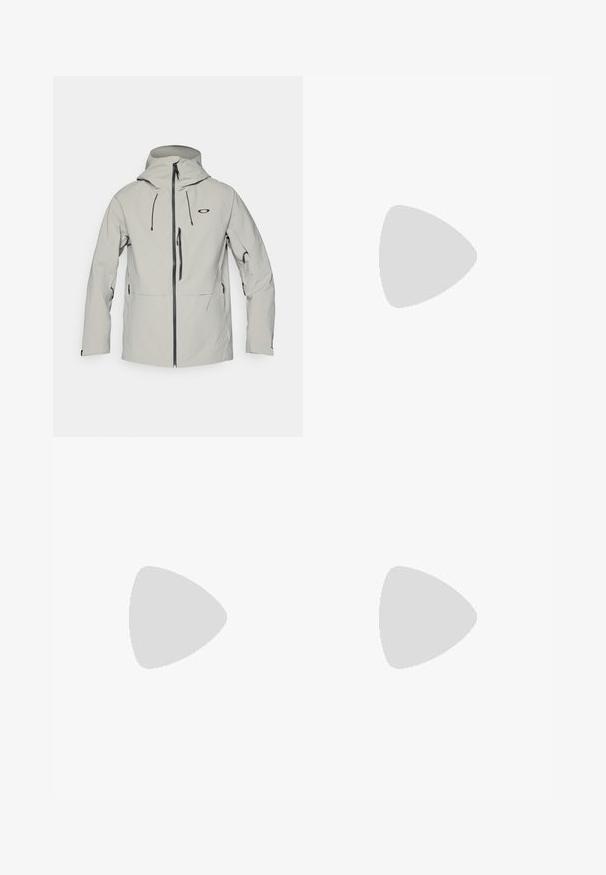 Lichtgrijze waterdichte jas met een capuchon, voorrits, twee zijzakken en verstelbare trekkoorden; gladde textuur en een minimalistisch ontwerp.; Witte lange mouwen shirt gemaakt van glad, lichtgewicht stof. Heeft een ronde hals en platte naden. Inclusief GripGrab-logo op de kraag.; Zwarte waterdichte broek met een gladde textuur, voorzien van een GORE-TEX-logo op de voorkant en verstevigde onderbenen voor duurzaamheid.; Grijze sportieve schoenen van mesh en suede, blauwe buitenzool, oranje en blauwe accenten en een gestructureerde tussenzool met een Vibram-logo.