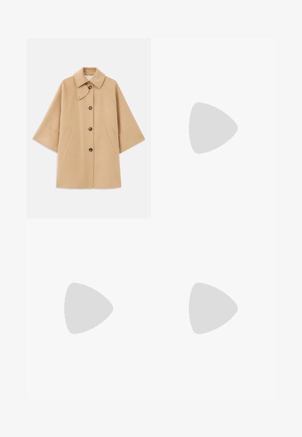 Casaco em mistura de lã bege com colarinho clássico, fecho frontal com botões e bolsos laterais; possui mangas raglan e um design limpo e estruturado.; Top preto de manga longa com decote reto e textura canelada, apresentando uma silhueta ajustada e sem hardware ou detalhes visíveis.; Calças pretas, design de perna reta, feitas de um tecido suave. Apresentam pregas frontais subtis e uma cintura plana com passantes para cinto.; Bota de tornozelo em pele preta com biqueira apontada e um design elegante. Apresenta um salto baixo e um fecho com zipper na parte de trás. Textura suave.