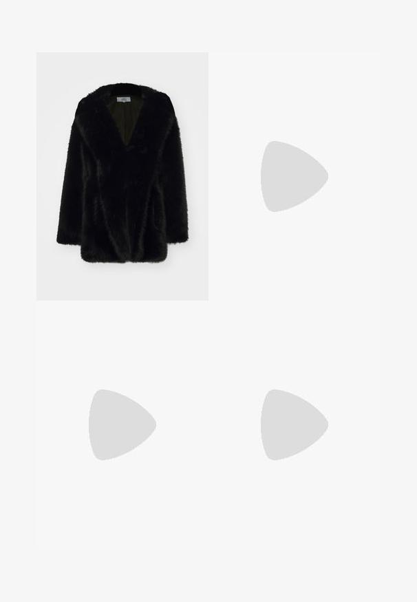 Manteau en fausse fourrure noire avec un décolleté en V profond, texture douce, coupe décontractée et manches larges. L'intérieur est doublé d'une couleur sombre unie.; Sweater rayé noir et blanc avec un large col bateau, des manches longues et un ourlet côtelé serré à la taille. Texture douce et tricotée.; Pantalons en cuir noir à coupe slim, taille plate et évasement en bas. Texture lisse et design minimaliste sans quincaillerie visible.; Bottes noires en cuir montant jusqu'au genou avec un design décontracté, bout rond et un petit talon carré. Texture lisse, sans matériel ni accents visibles.; Sac à main en cuir vert olive, de forme arrondie, avec deux poignées et une façade sans couture. Il présente une texture lisse et des détails de couture subtils.