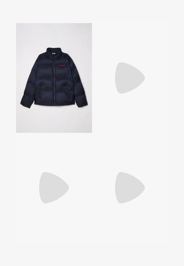 Laivastonsininen puffatakki, jossa on pystykaulus, vetoketjusuljenta ja kaksi sivutaskua. Vasemmassa rinnassa on vaaleanpunainen "jäätelö"-logo. Pehmeä, tikattu pinta.; Tummansininen puuvillapaita lyhyillä hihoilla, jossa on graafinen kuva pinotuista kasettinauhoista ja teksti "Killing Bees" rinnassa.; Vaaleansiniset rentot farkkushortsit, joissa on suuri punainen graafi juoksevasta eläimestä takana. Viiden taskun muotoilu ja napitettava sulku.; Mustat nahkaiset sneakerit harmailla yksityiskohdilla, valkoinen kumipohja, pyöreä kärki ja kuusi mustaa reikää kengännauhoille. Teksturoitu sivupaneelin yksityiskohta.