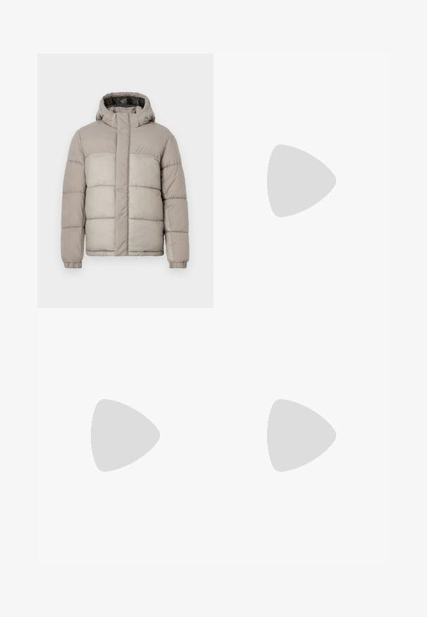 Pufová bunda světle šedé barvy s kapucí, má prošívaný design, přední zip a elastické manžety, vyrobena z měkké, texturované látky.; Žlutý dlouhý svetr vyrobený z hladké, lehké tkaniny. Obsahuje kulatý výstřih, žebrované manžety a decentní logo na přední straně.; Černé široké džíny vyrobené z denimu s hladkou texturou. Mají vysoký pas, přední kapsy a zapínání na knoflík v pase.; Černé kožené boty s zaoblenou špičkou, šněrovacím designem a silnou, strukturovanou gumovou podrážkou. Vyznačují se prošíváním po okraji a hladkým povrchem.