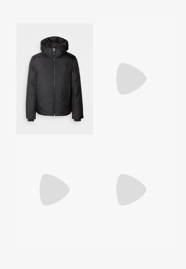 Svart dunjakke med høy krage og hette, har frontglidelås, sidelommer og elastiske cuffs. Glatt, matt overflate.; Svart bomull t-skjorte med korte ermer, rund hals og en liten brodert logo på venstre bryst. Glatt tekstur, normal passform.; Lys blå denimjeans med rett snitt og lett utvidelse. Har fem lommer, knapplukking og subtile slitasjedetaljer.; Hvit sneaker med en mesh- og syntetisk overdel, rund tå, flate lisser og en teksturert sidestropp. Gummisåle med en pull-tab bak.